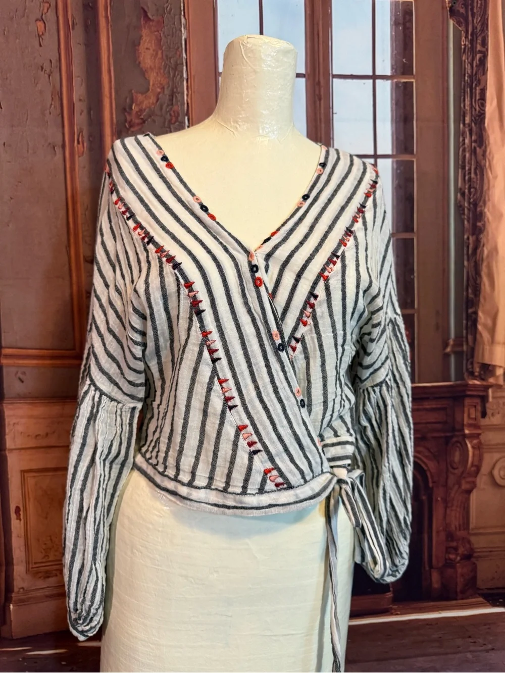 Altar’d State S Gauze Cotton Wrap Tie-Front Top in White and Black Crop Boho